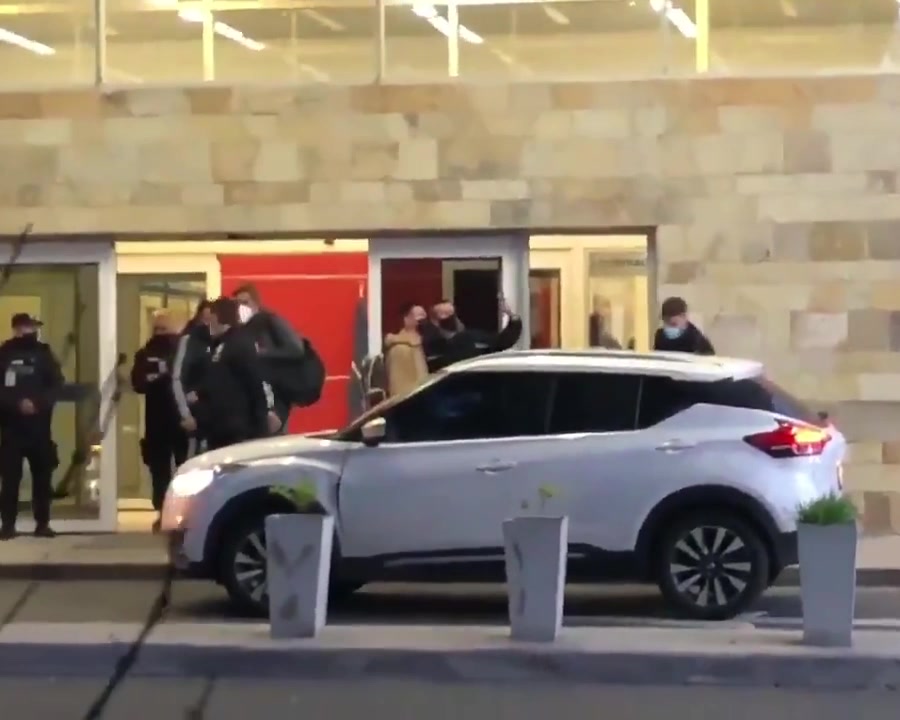 梅西一家人抵达阿根廷，保安疯狂合影