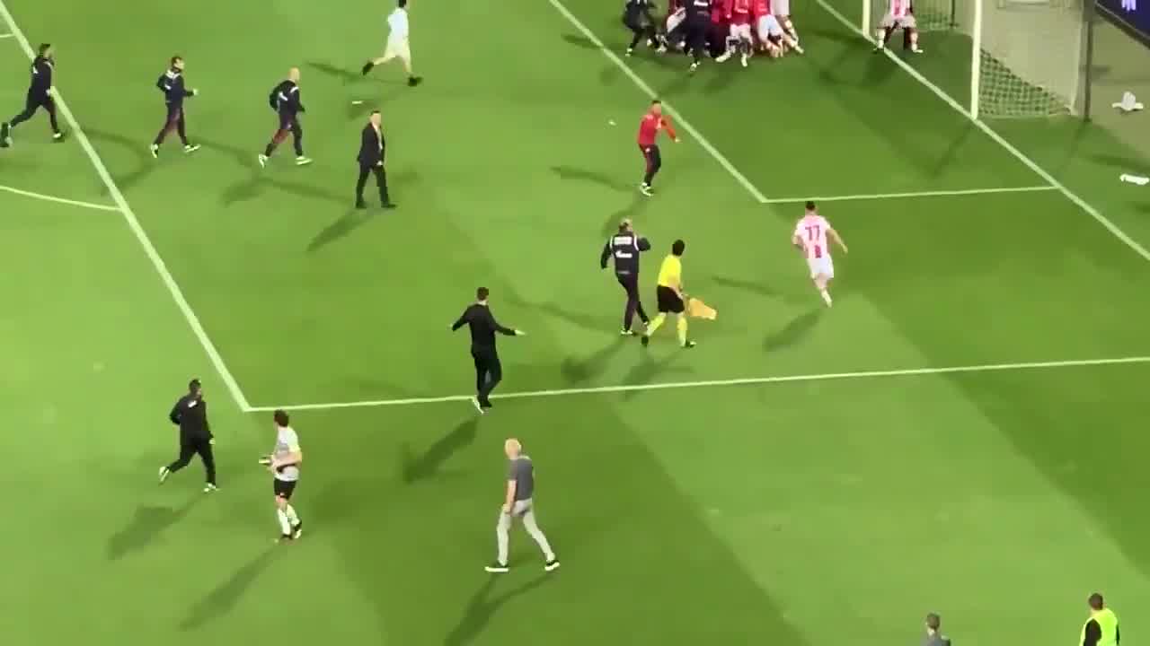 红星球员赢得塞尔维亚杯后脱裤子挑衅对手（塞尔维亚红星队青年队）