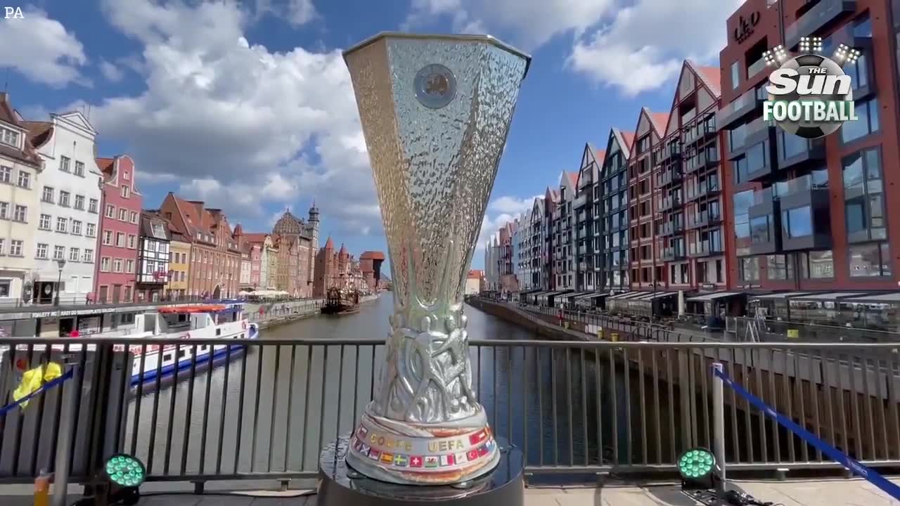 巨型欧联奖杯现身格但斯克街头（格但斯克欧联杯决赛）