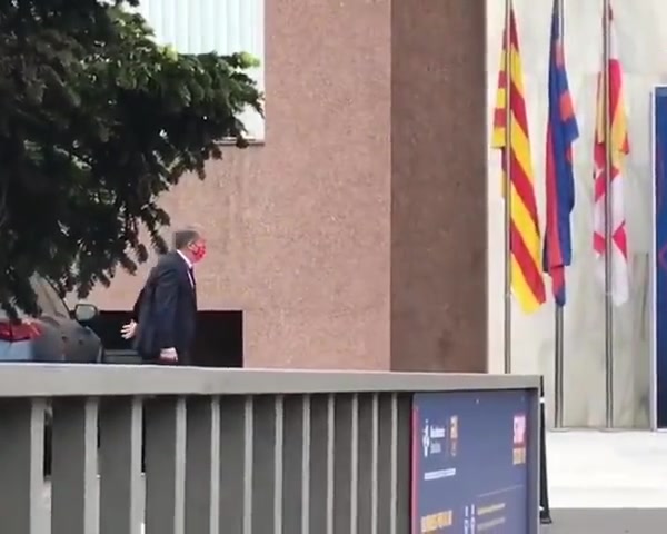 拉波尔塔与总经理将和科曼及足球律师进行重要会议（拉波尔塔已与科曼交流下赛季计划 签两中卫）