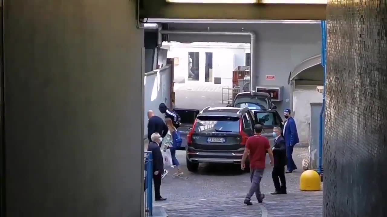 意大利记者：麦尼昂正接受米兰体检，将接替多纳鲁马（米兰门将麦尼昂）