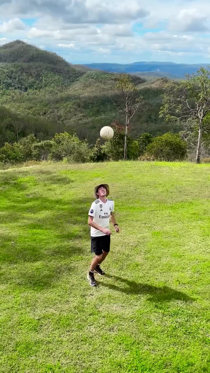 旋转跳跃！皇马球迷这颠球可以这么艺术美（皇马球风）