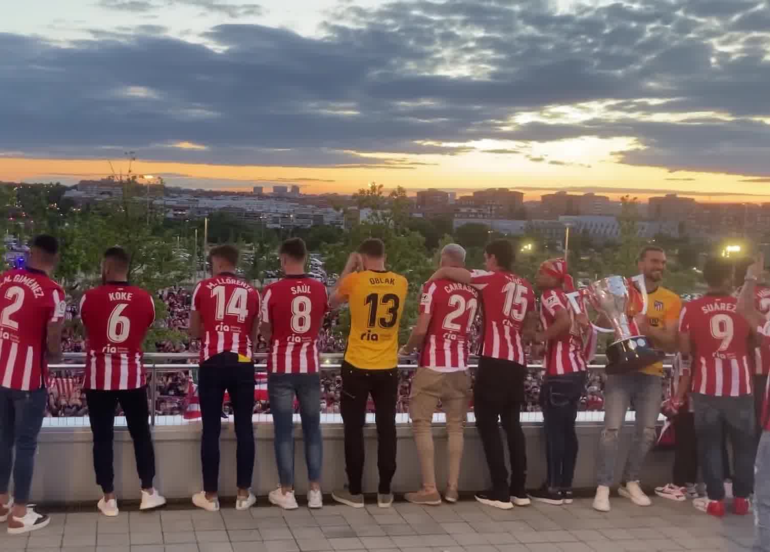 美啊！落日余晖冠军杯，马竞球员和球迷庆祝（马竞夺冠捧杯）