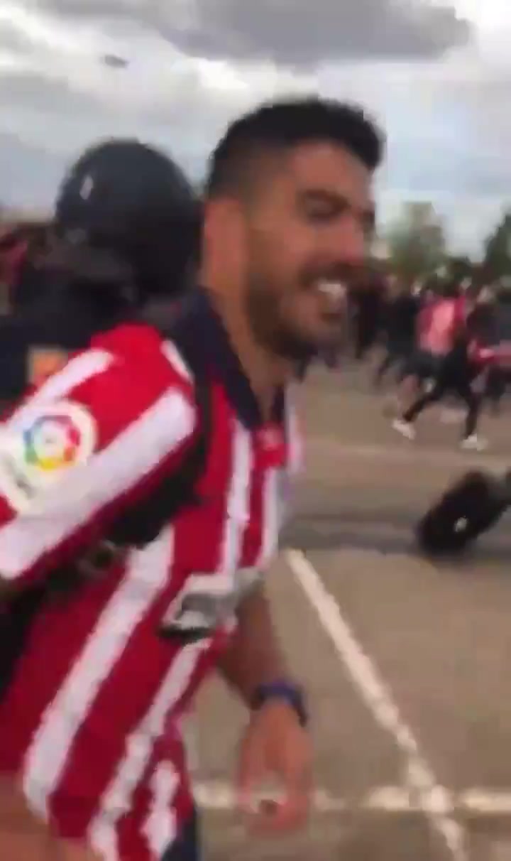 这球迷真像苏亚雷斯！苏牙冲在球迷中庆祝