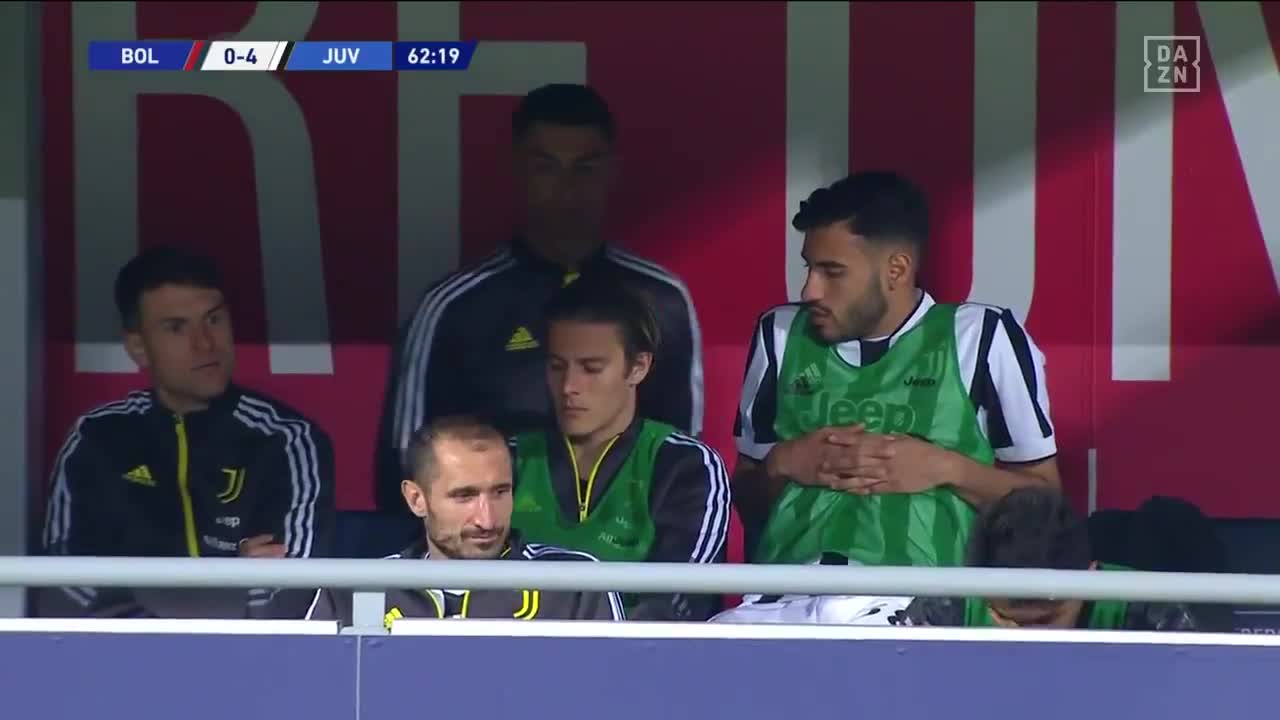 着急！C罗在替补席关注对手比分（c罗 替补）