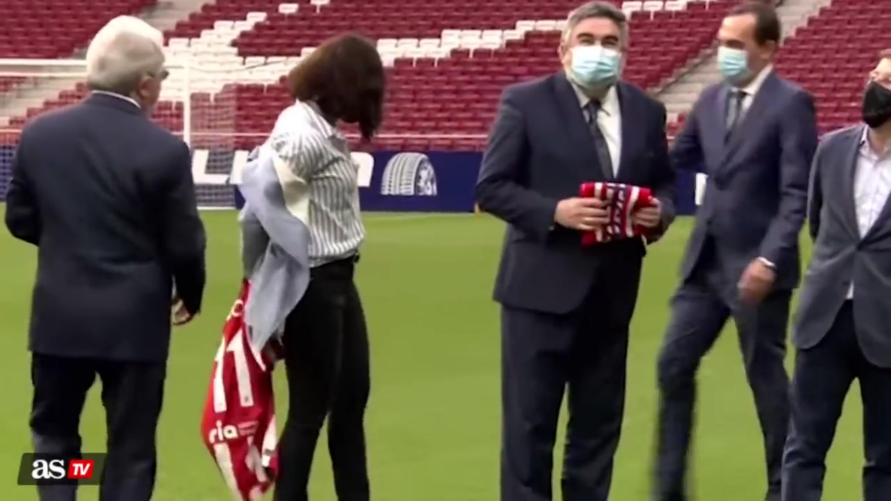 马德里自治区女主席穿上马竞球衣庆祝夺冠（马德里竞技女球迷）