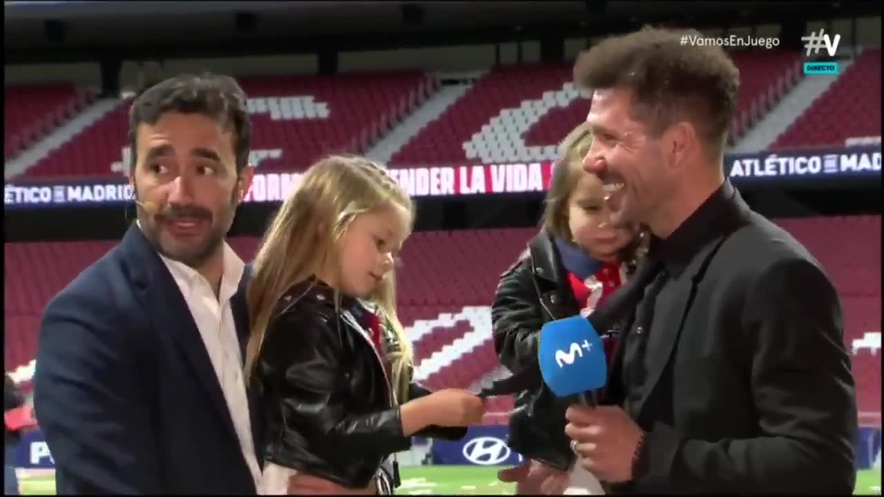 西蒙尼接受采访时女儿唱起了马竞队歌（西蒙尼接受采访时女儿唱起了马竞队歌）