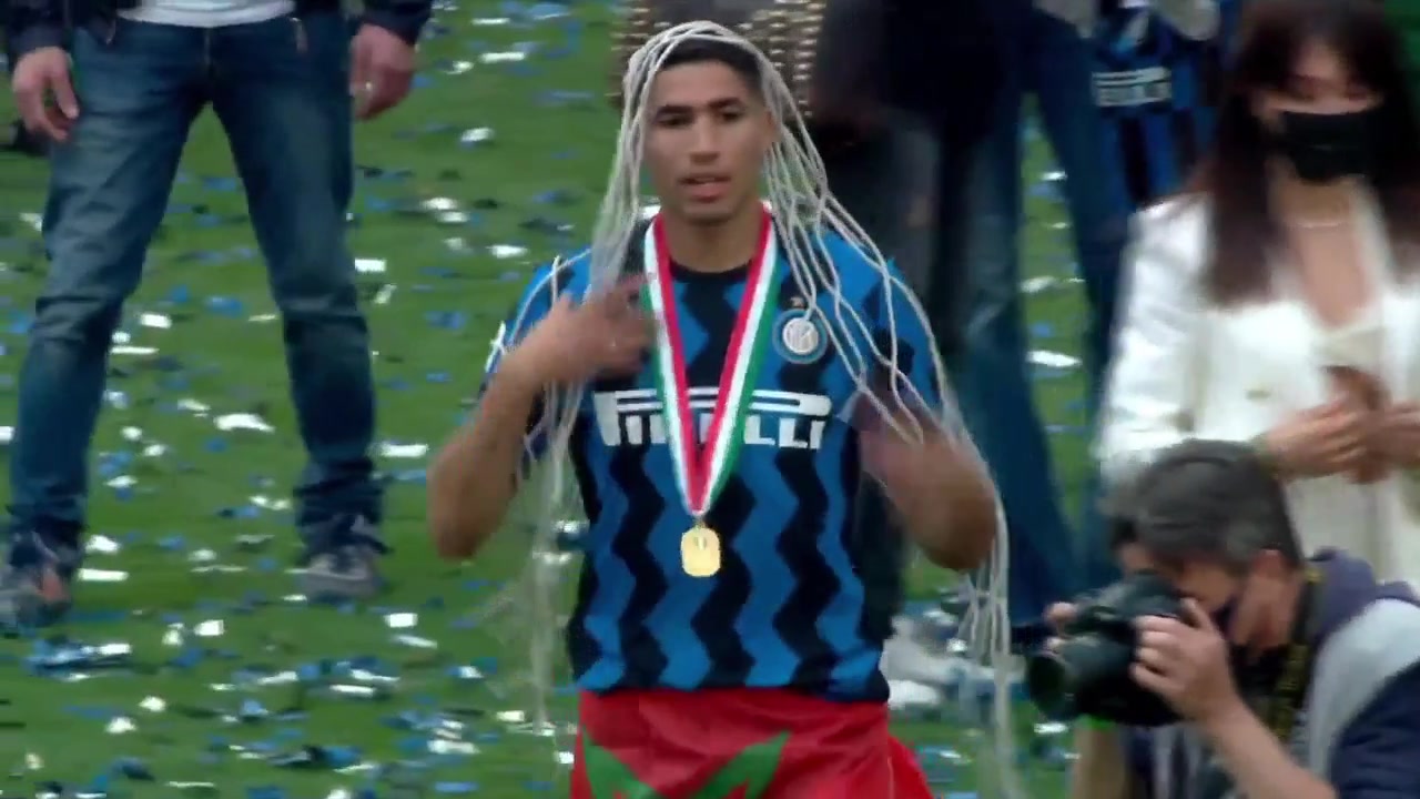 阿什拉夫剪球网做纪念 直接挂头上装饰（阿什拉夫转会切尔西）