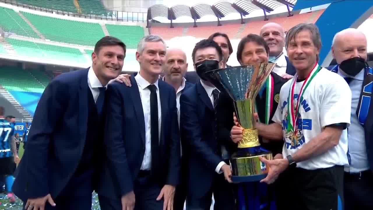 夺冠庆典！国米主席张康阳捧起意甲冠军奖杯（国米意甲提前夺冠张康阳）