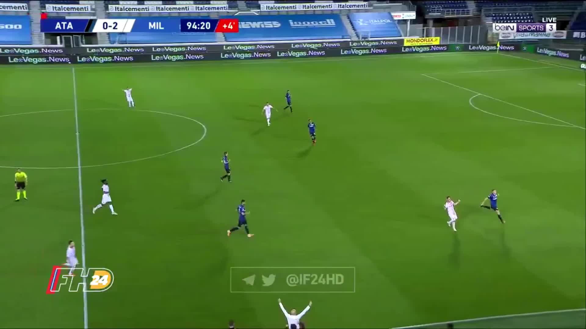 马尔蒂尼看台振臂高呼！米兰将帅赛后疯狂庆祝晋级欧冠（米兰队长马尔蒂尼）