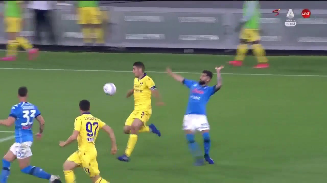 默滕斯快哭了！那不勒斯防守失误丢球被扳平