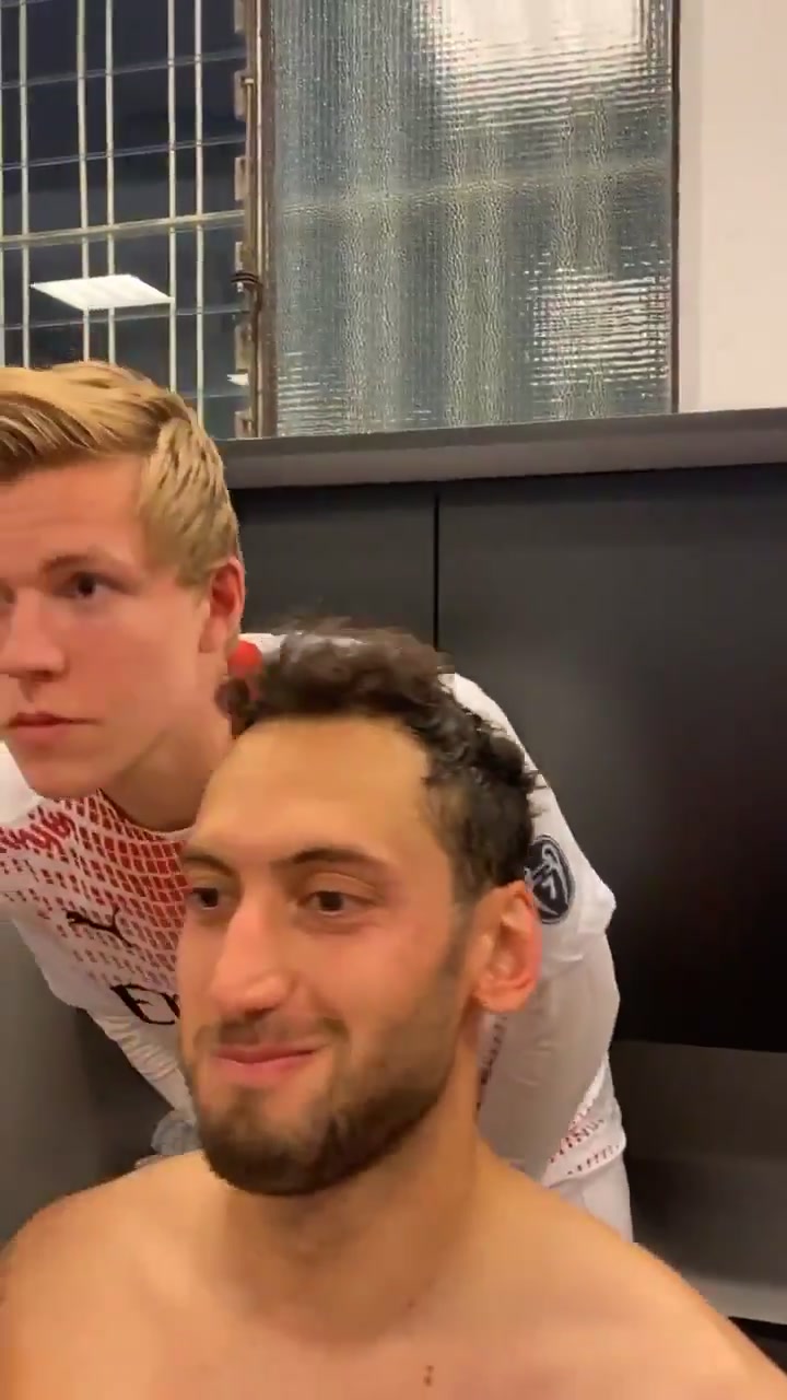 时隔7年重回欧冠！米兰众将更衣室预习欧冠主题曲