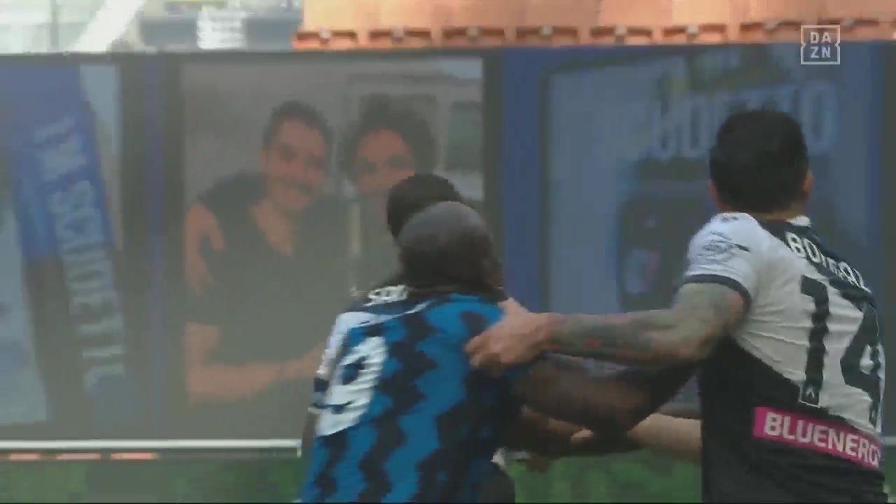 太快乐了！卢卡库被球砸中“被迫”进球（火热!卢卡库建功比肩国米前辈 进球+助攻压c罗）