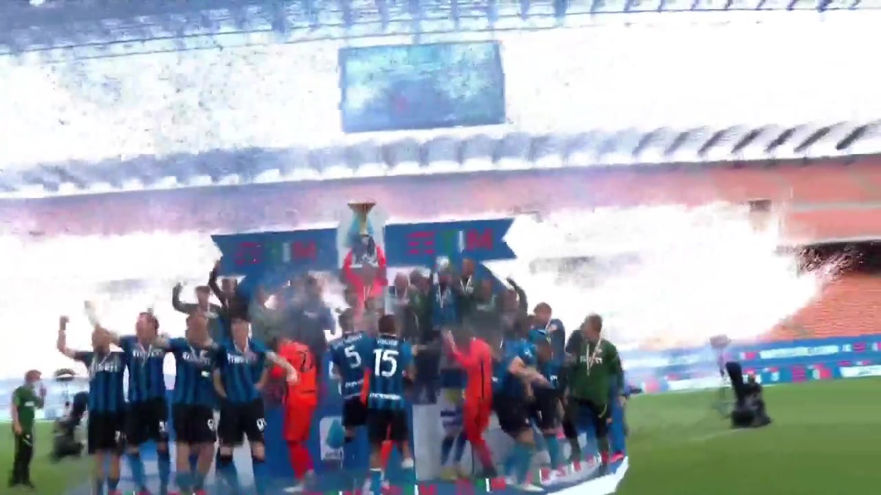 涅槃重生！国米夺冠队长汉达高举奖杯全队欢庆（国米门将接替汉达）