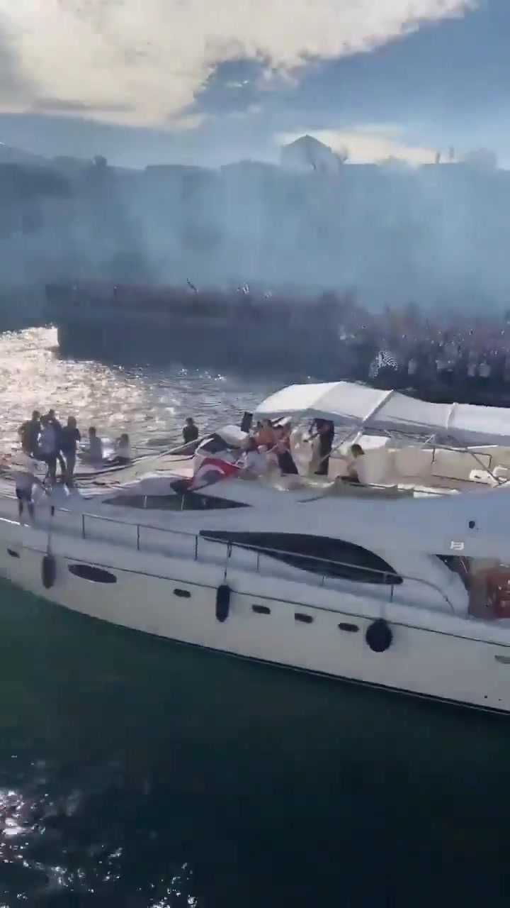 土超贝西克塔斯乘坐豪华游艇庆祝夺冠(土超贝西今天比赛比分)