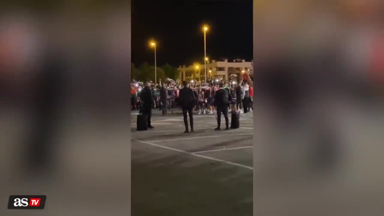 赛后西蒙尼和球员们在街头疯狂庆祝夺冠（赛后西蒙尼和球员们在街头疯狂庆祝夺冠）