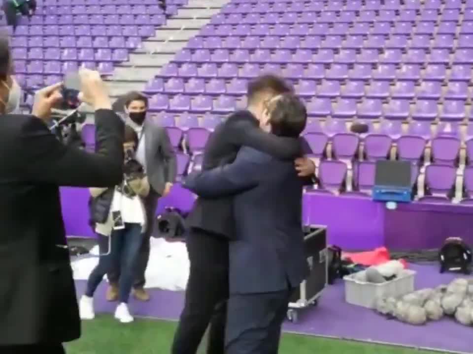 赛后马竞名宿富特雷向西蒙尼跪地膜拜（保罗富特雷马竞号码）