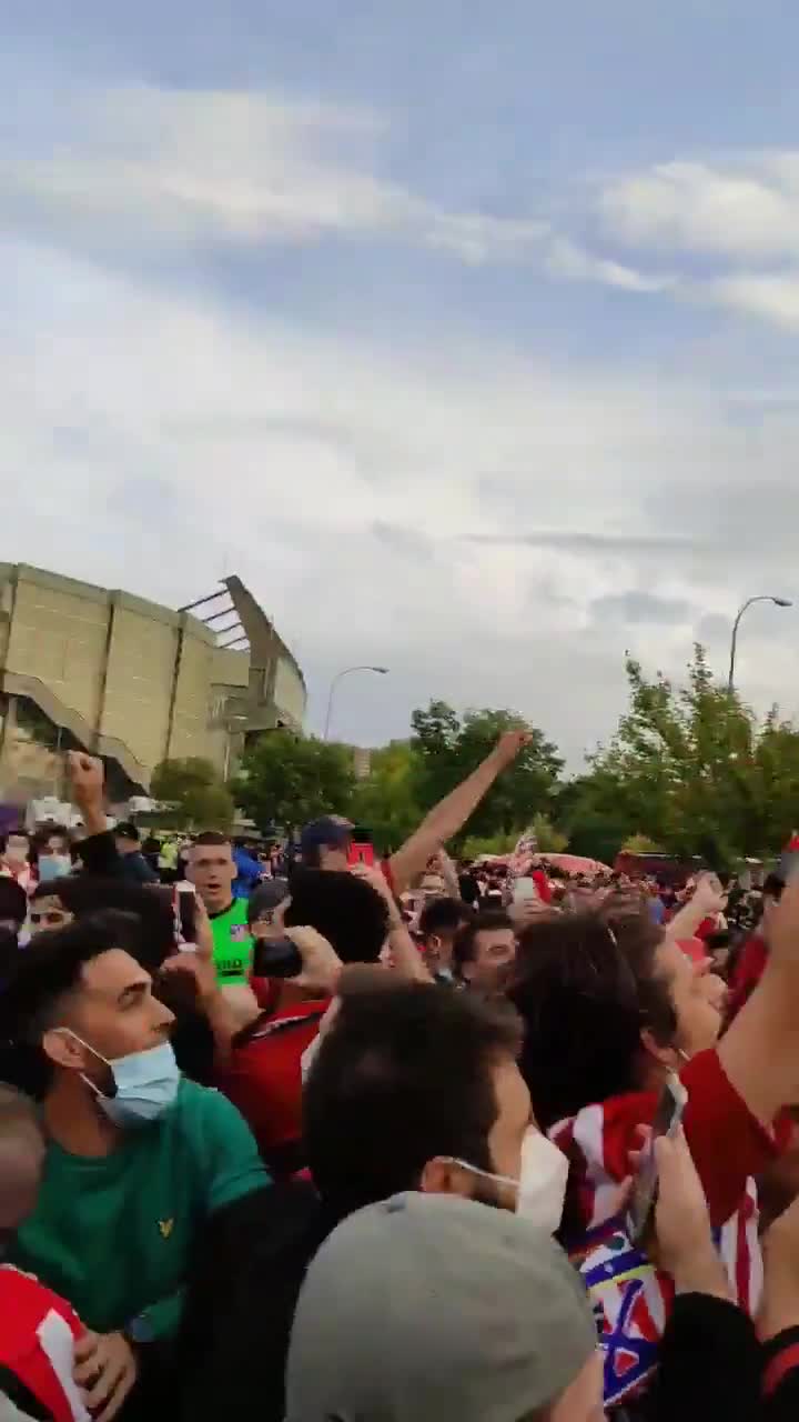 奥布拉克被马竞球迷高高抬起疯狂庆祝（奥布拉克续约马竞）