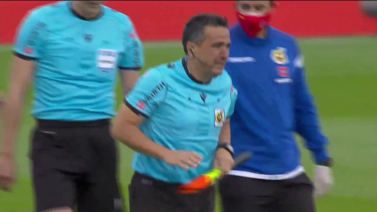 退休了？执法皇马比赛的边裁赛后落泪了（皇马围攻裁判）