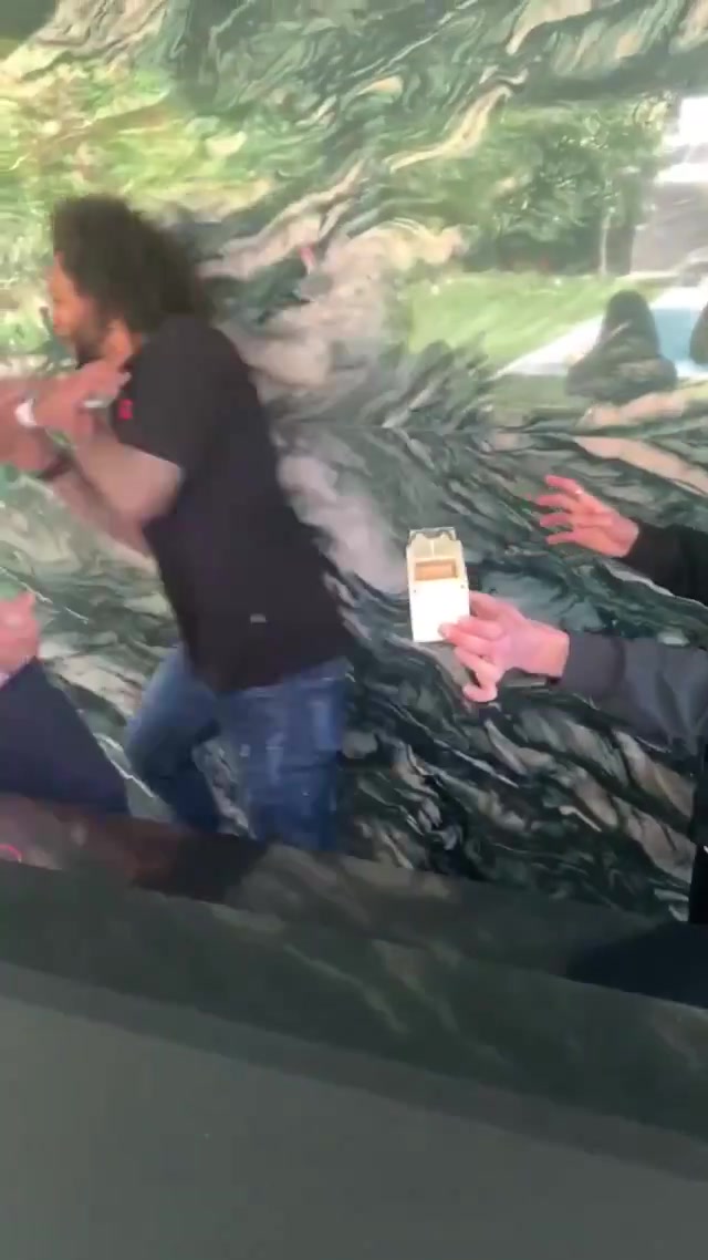 马塞洛看魔术表演被吓得不轻