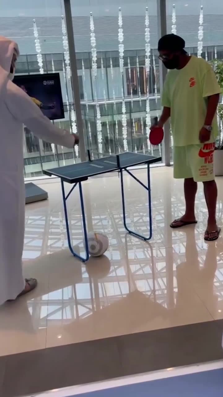 老头乐？小罗和富豪打乒乓球（小罗扮演老头踢足球）