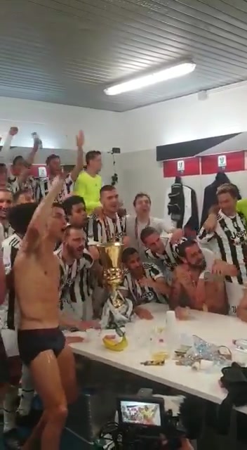 罗三岁上线！C罗只穿内裤手舞足蹈庆祝夺冠（c罗幼时）