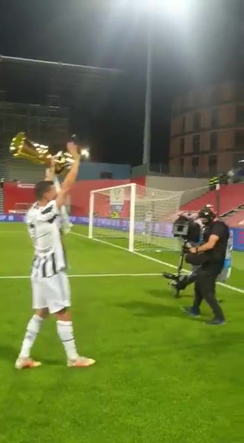 C罗高举奖杯致敬球迷（c罗高举奖杯致敬球迷视频）