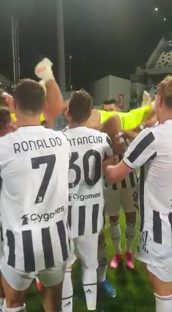 圆满离开！意杯夺冠队友抛起布冯庆祝