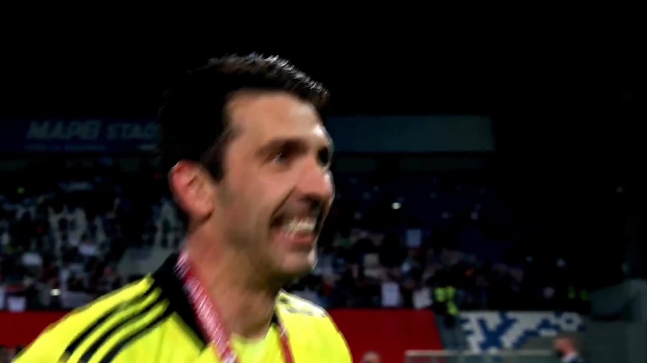 全队狂欢！尤文意杯冠军颁奖仪式（尤文意乙冠军奖杯）