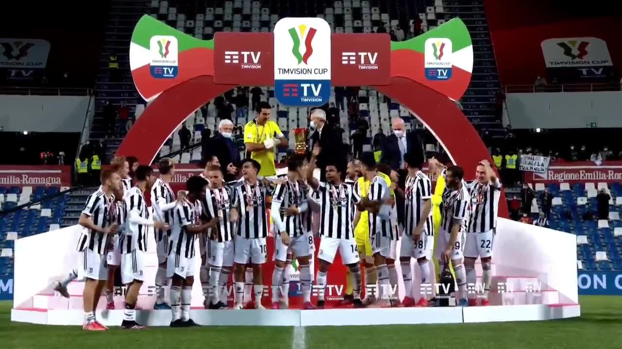 第14次夺得意杯冠军！布冯高举奖杯全队庆祝夺冠（布冯祝贺意大利夺冠）