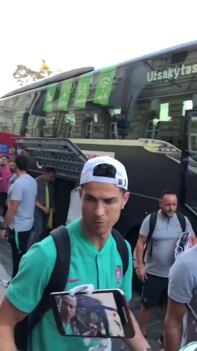 C罗拒绝钞票上签名：这样我会入狱（c罗拒绝钞票上签名:这样我会入狱吗）