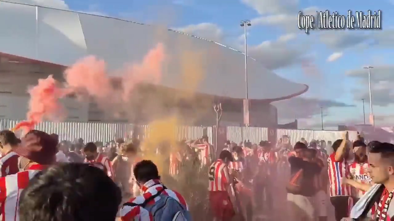 苏亚雷斯绝杀后场外的马竞球迷疯狂庆祝（苏亚雷斯打进马竞生涯首球）