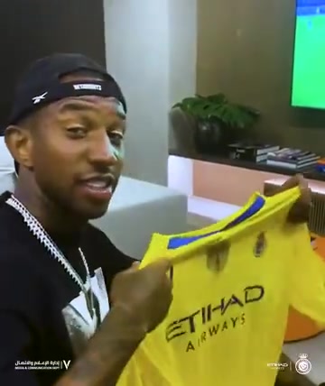 笑哈哈！塔利斯卡手持利雅得胜利球衣（塔利斯卡 亚冠）