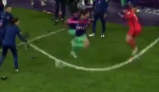 少女心爆发！巴萨女足球员用球网跳绳