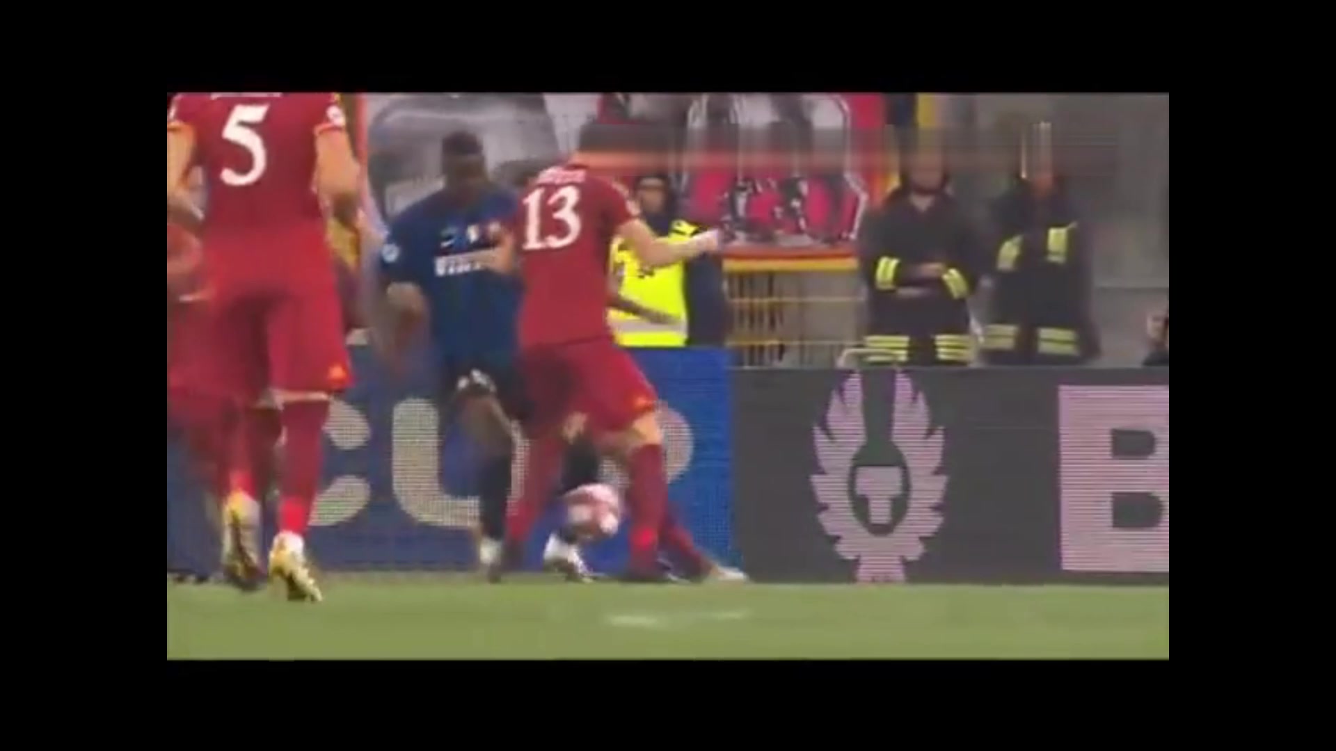 发生了什么？当年托蒂怒踢巴神染红离场（托蒂 巴神）