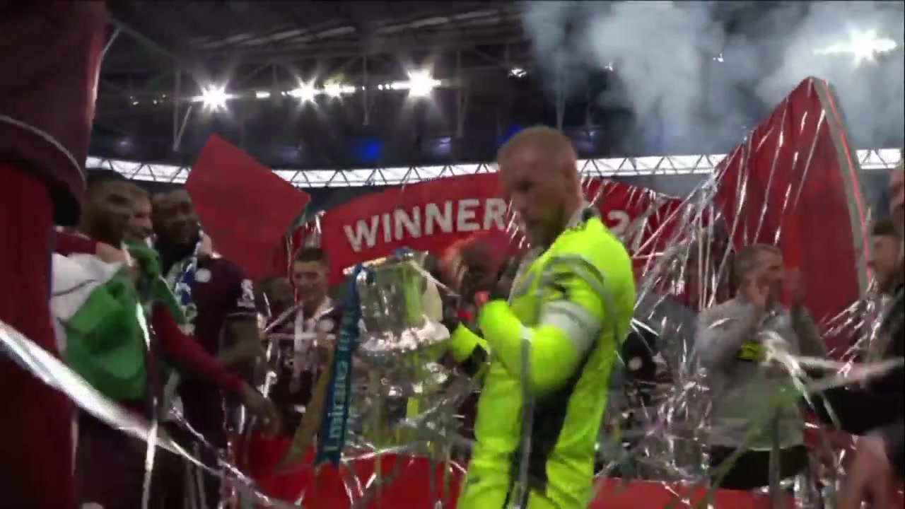 太囧了！ 小舒梅切尔高举奖杯庆祝 结果奖杯盖子掉了（小舒梅切尔失误）