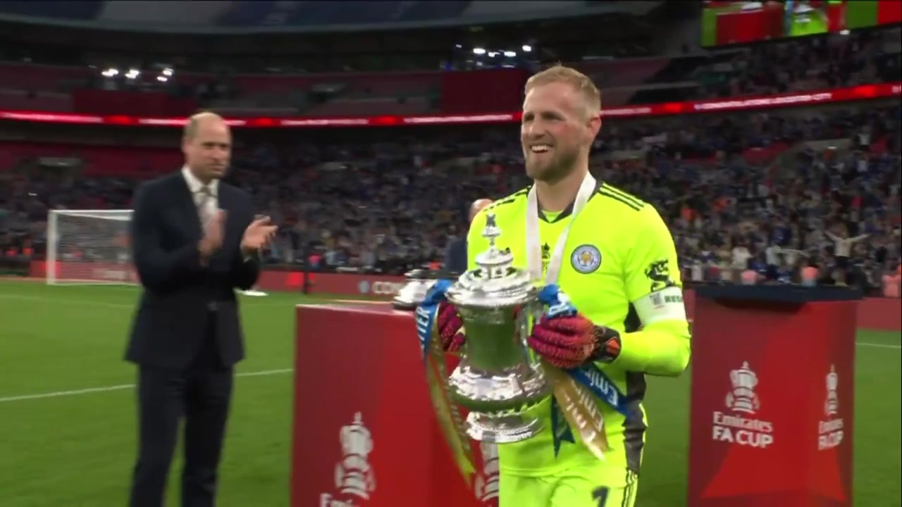 队史首夺足总杯！莱斯特城冠军颁奖仪式（莱斯特城夺冠庆典）