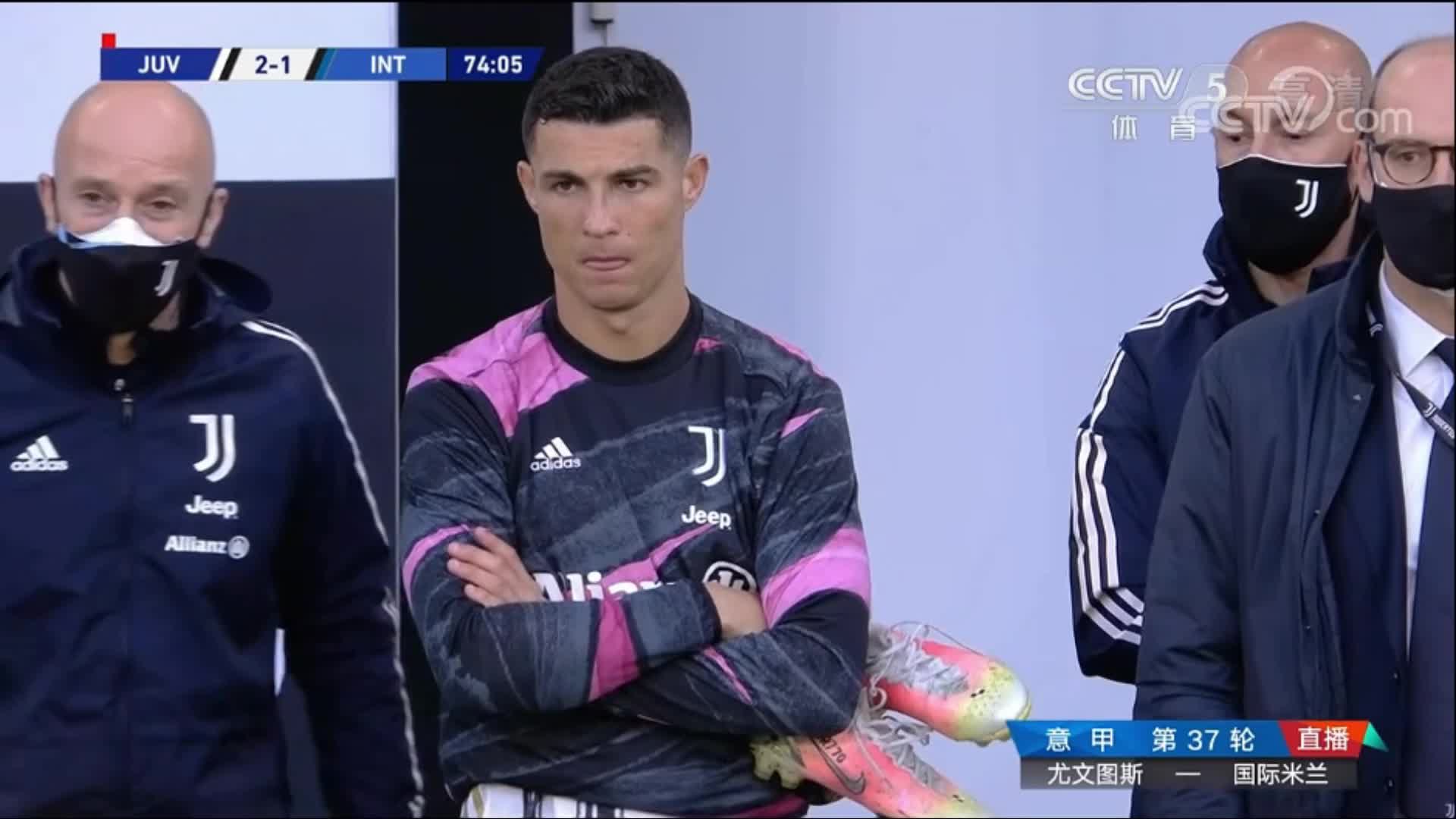 第70分钟被换下 C罗场下专注看比赛（c罗转身）