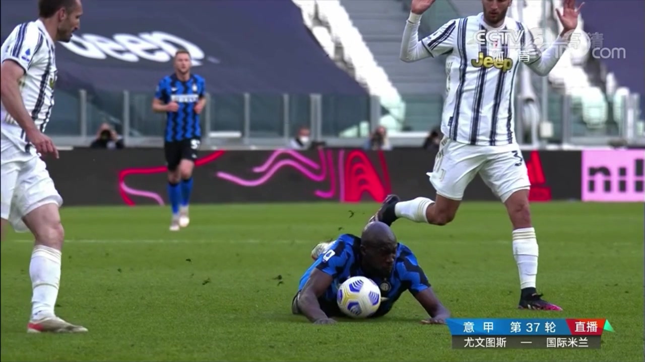 尤文少一人作战！本坦库尔犯规两黄变一红被罚下（尤文官宣本坦库尔新冠阳性 无症状目前已被隔离）