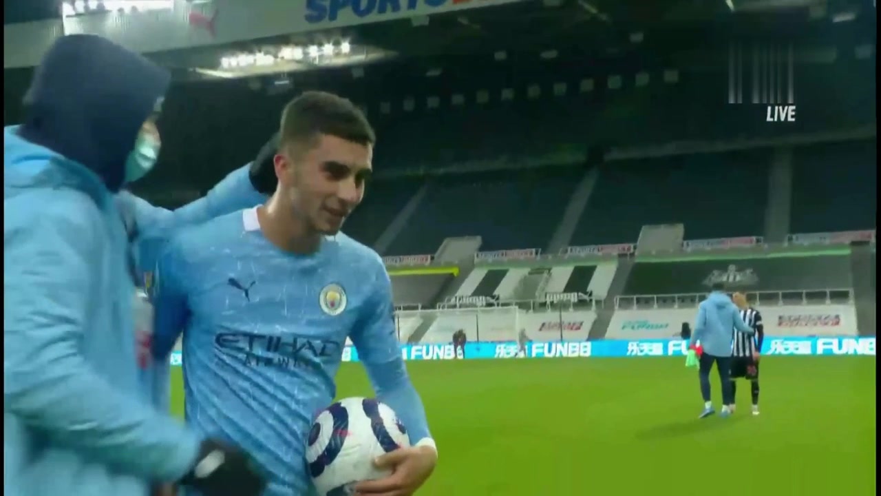 斯特林羡慕！费兰-托雷斯戴帽赛后带走比赛用球