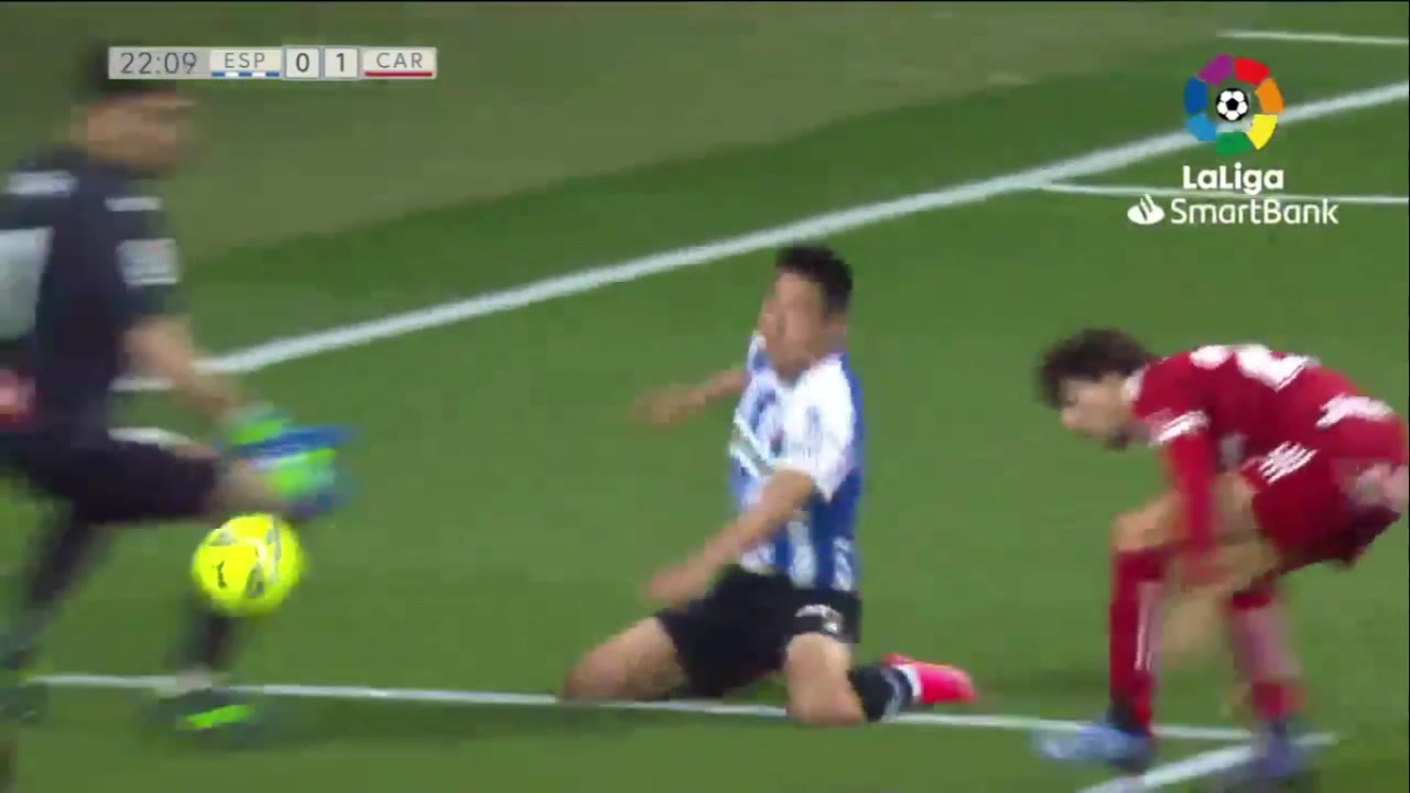 巨大失误！武磊与门将配合不佳送空门大礼（武磊踢门将）