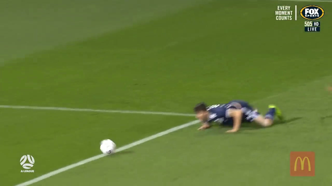 真就这么巧合？接回传突然摔倒送进球大礼