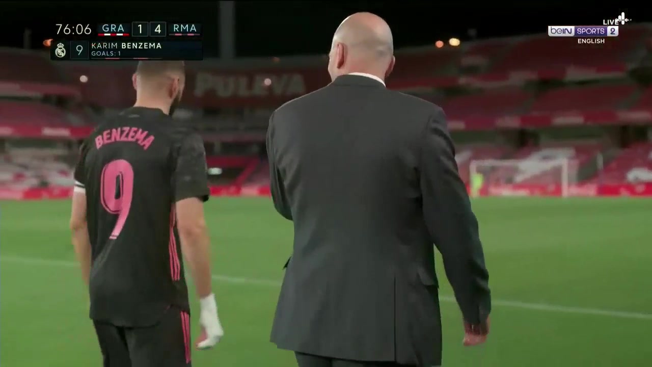 门将出击送超级大礼 本泽马冷静笑纳空门（本泽马守门员）