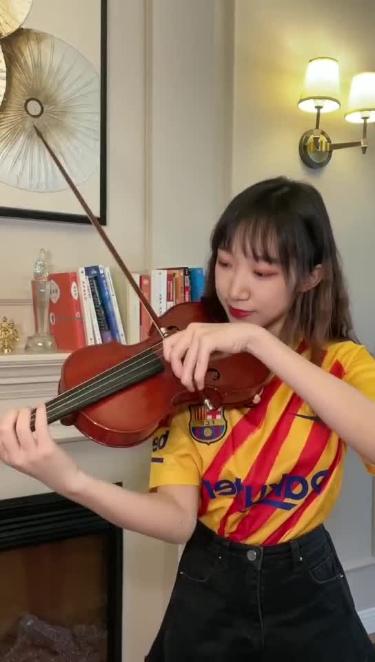 好听养眼！欣赏巴萨女球迷小提琴演奏的巴萨队歌（巴萨歌曲）