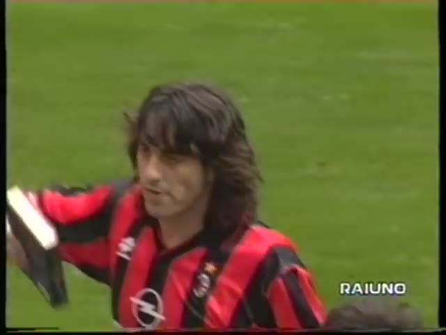 米兰上次意甲攻入7球!95-96赛季米兰7-1克雷蒙尼斯(米兰四连胜登顶意甲)