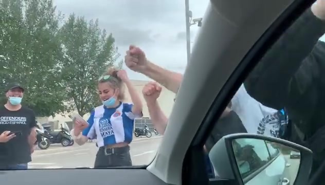 球迷在武磊车边高喊其名字（球迷在武磊车边高喊其名字视频）