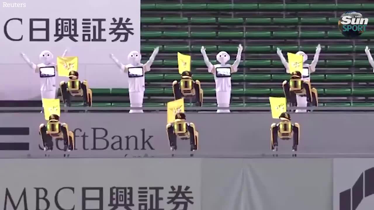 画风突变!日本球场边的加油机器人