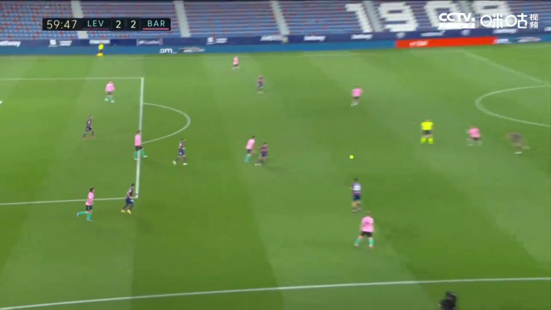 球星也是人！梅西比赛中回传失误导致巴萨丢球（梅西被巴萨耍了）