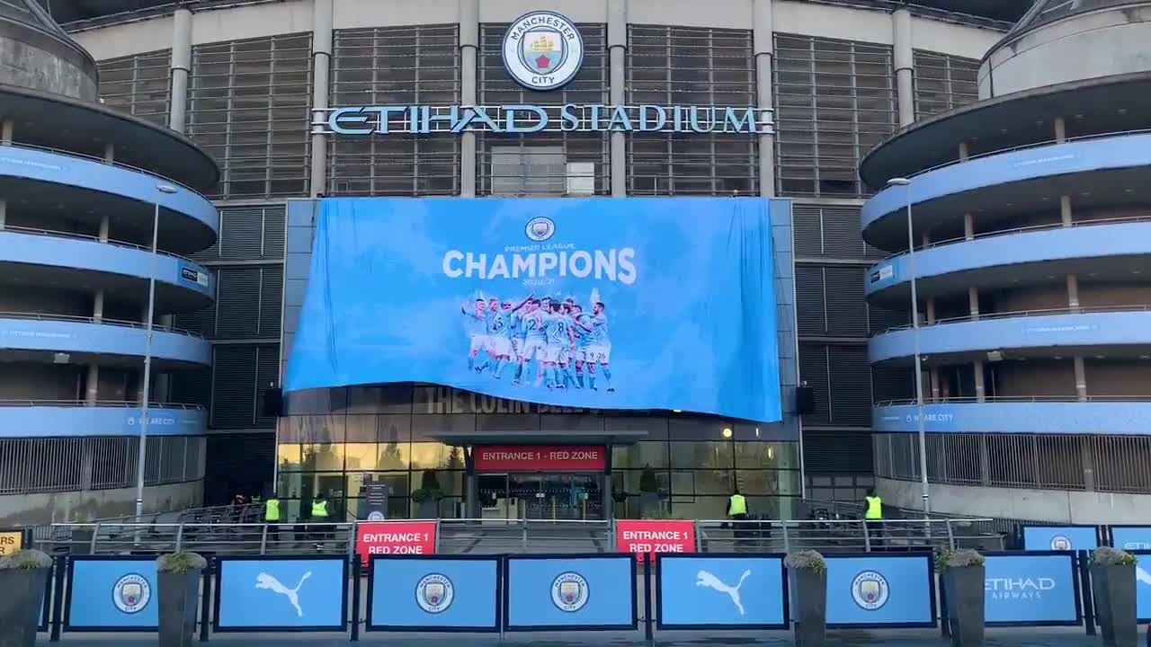 重登王座！曼城在伊蒂哈德球场外挂起冠军旗帜（伊蒂哈德是曼城的赞助商吗）