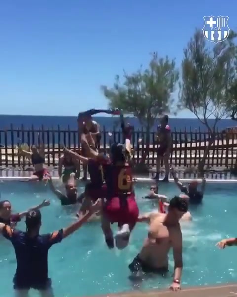 巴萨女足泳池疯狂庆祝夺得联赛冠军（巴萨女足写真）